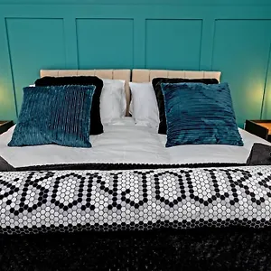 https://apt-tiger-house-driveway-garden-airport-location.cambridgehotelsuk.com
